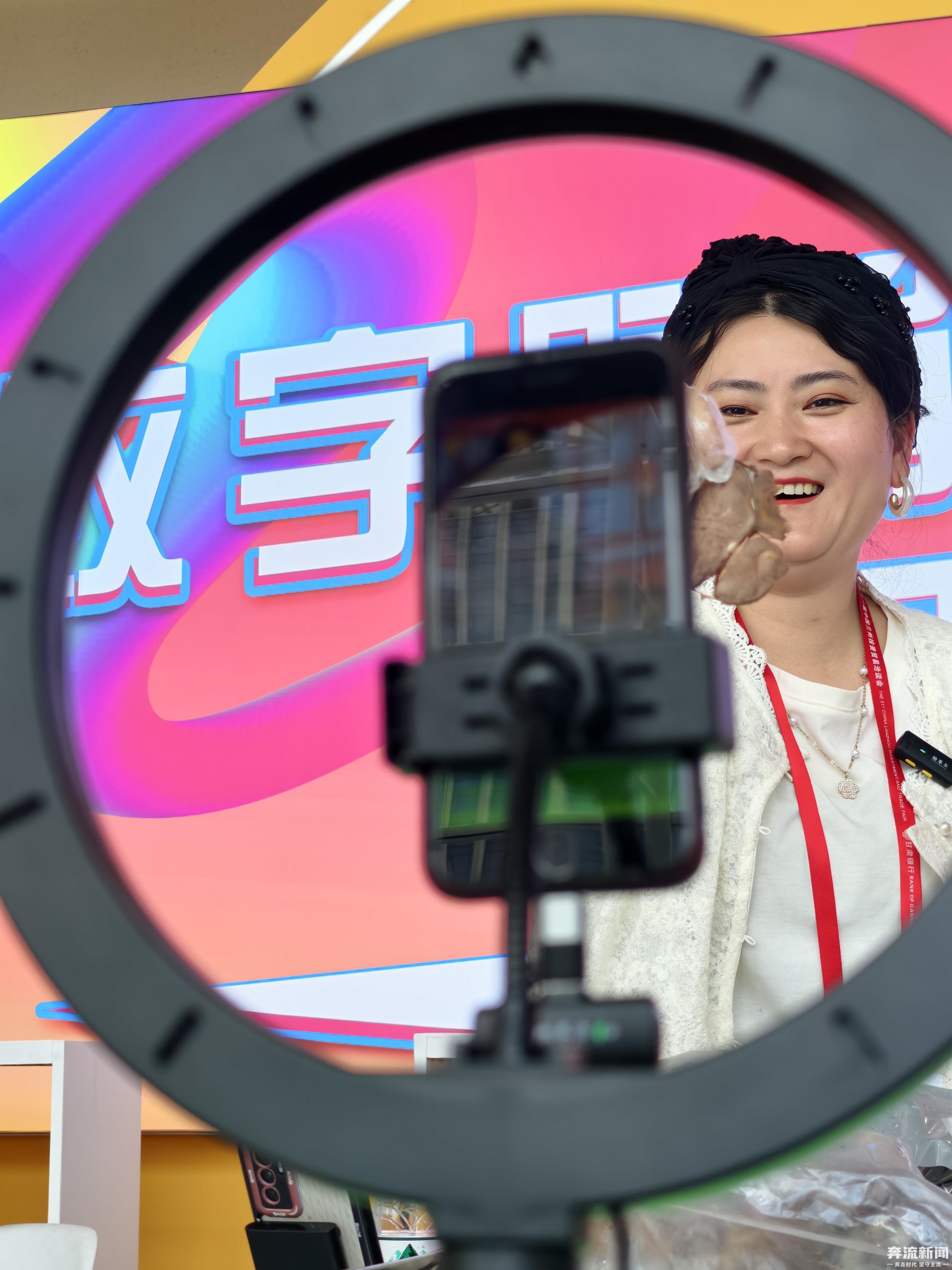 聚焦兰洽会｜线上推介招商 线下采购洽谈 (41936430)-20250706200430.jpg