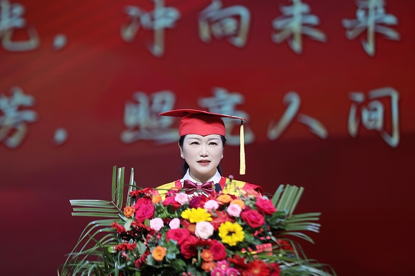 学校校长张海涛为毕业生上最后一堂思政大课。