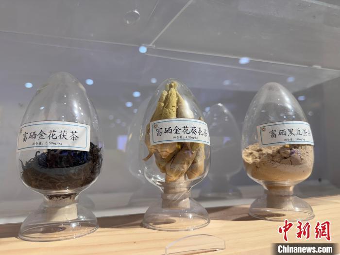 7月11日，科研人员正在检测产品硒含量。　李一璠 摄