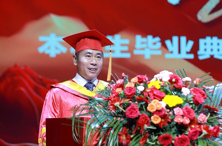 学校党委书记江延湖主持典礼。