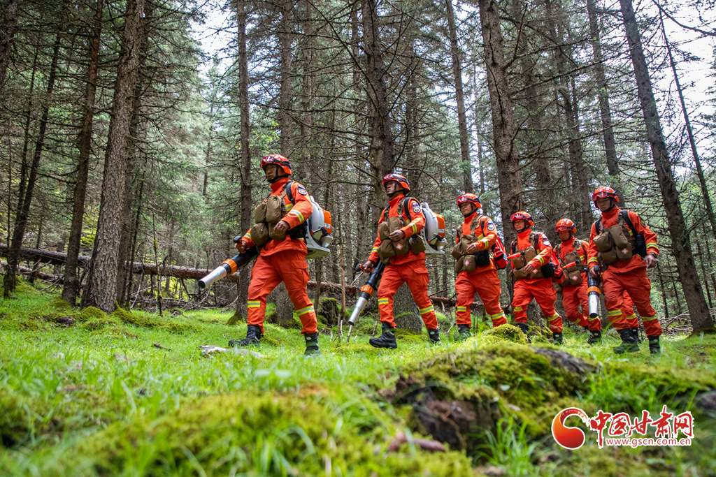 消防救援人员巡护执勤全面排查消除火灾隐患