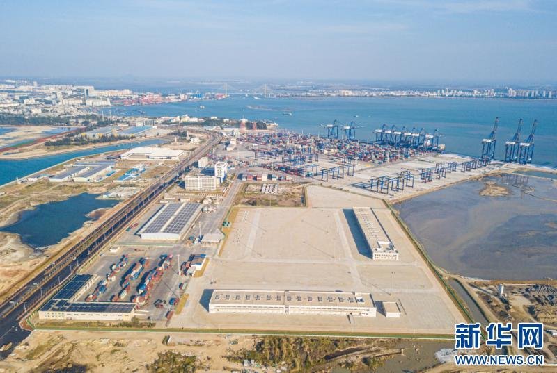 在海南洋浦经济开发区拍摄的洋浦港封关运作项目和配套工程。新华网发（无人机照片，2025年1月12日摄）。