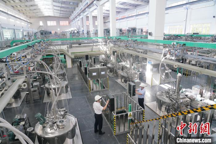 图为江西赣州龙南市一家能源科技公司车间现场。(资料图)李林烜 摄