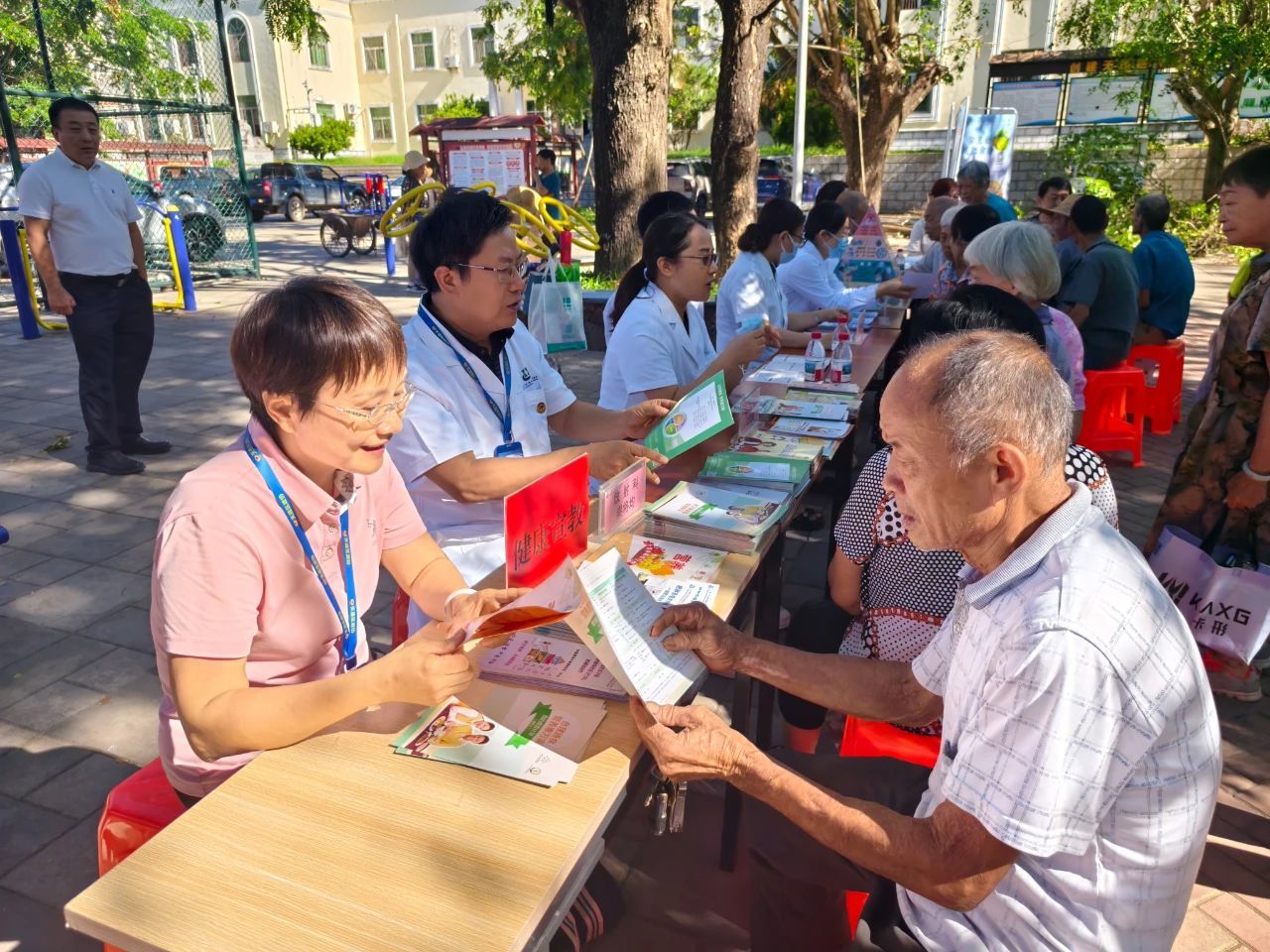 “医”路同行惠民生，健康服务零距离 —— 三亚中心医院多学科团队下基层送健康