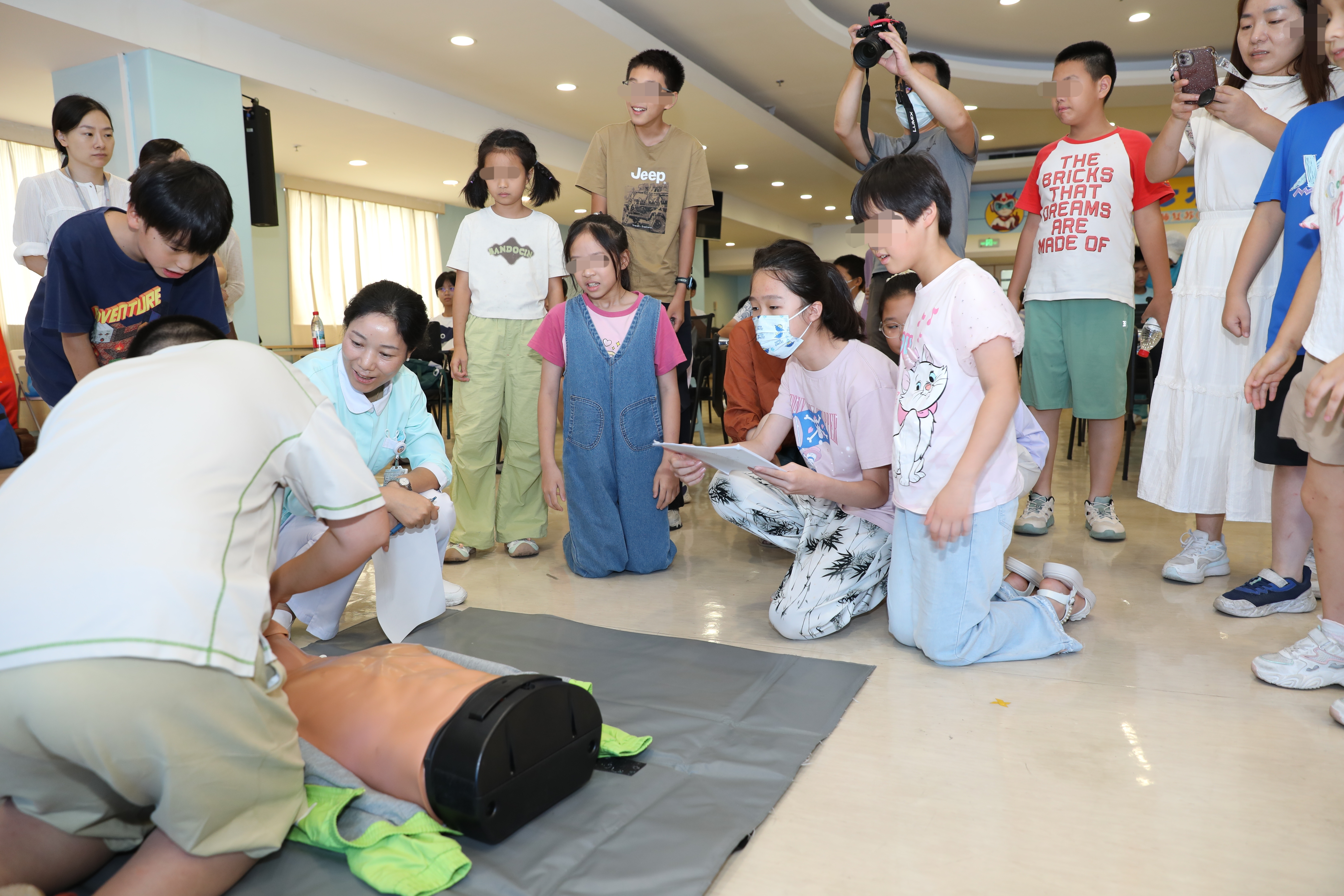 孩子们轮流上台操练