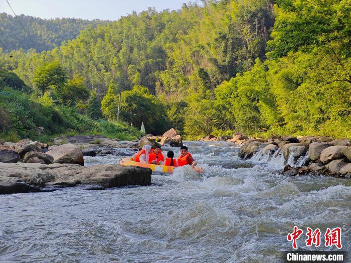 南昌遇40℃高温天 梅岭峡谷漂流迎游客体验消暑