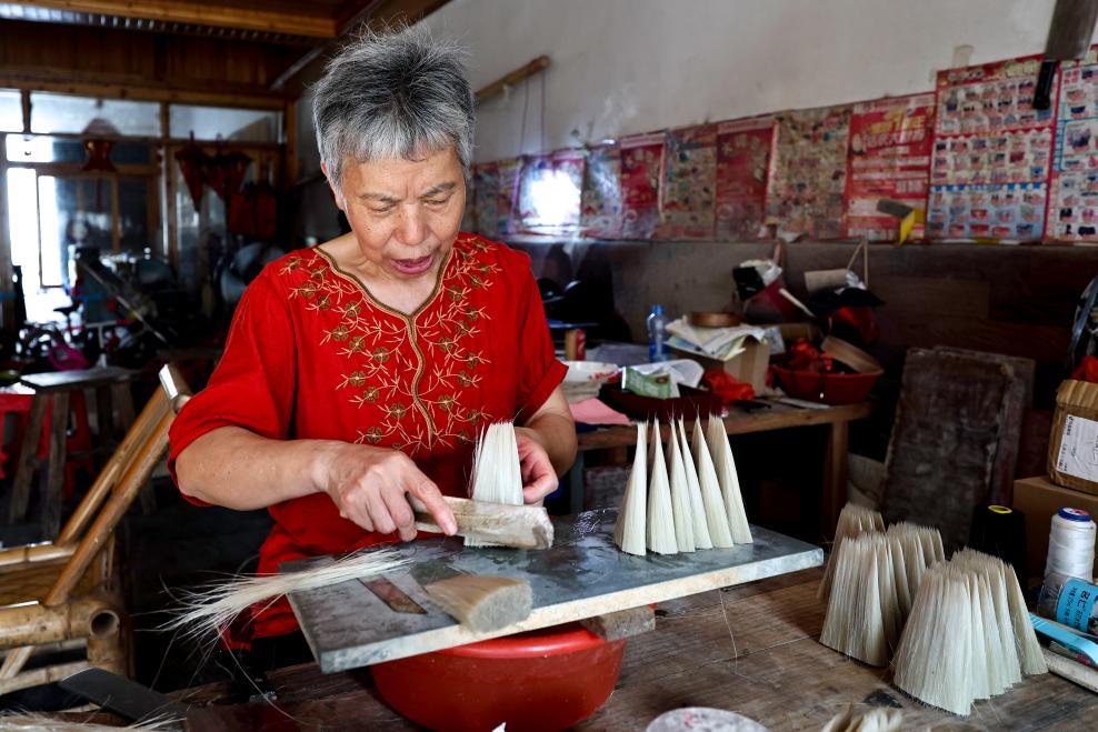 7月8日，在江西省南昌市进贤县文港镇，制笔师傅在制作毛笔。