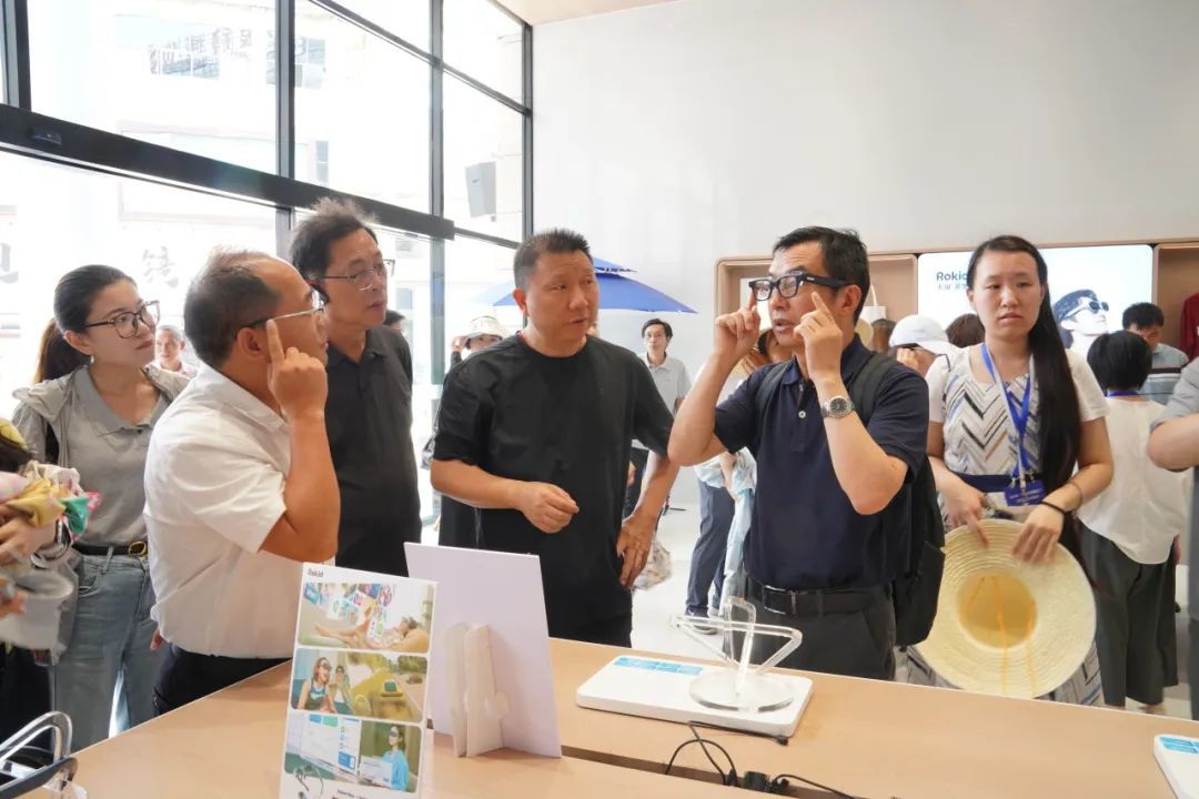 Rokid中童旗舰店内，挤满了前来体验智能眼镜的科技爱好者