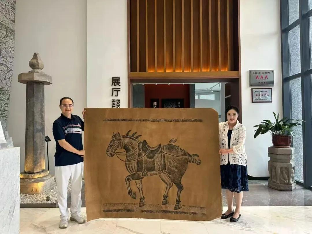 “拳毛騧”百年拓片捐赠仪式（左为秦航，右为艾伦赵琼）