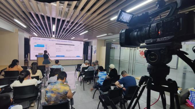 香安社区民生微实事AI课堂：科技赋能家庭教育，解锁智能学习新方式