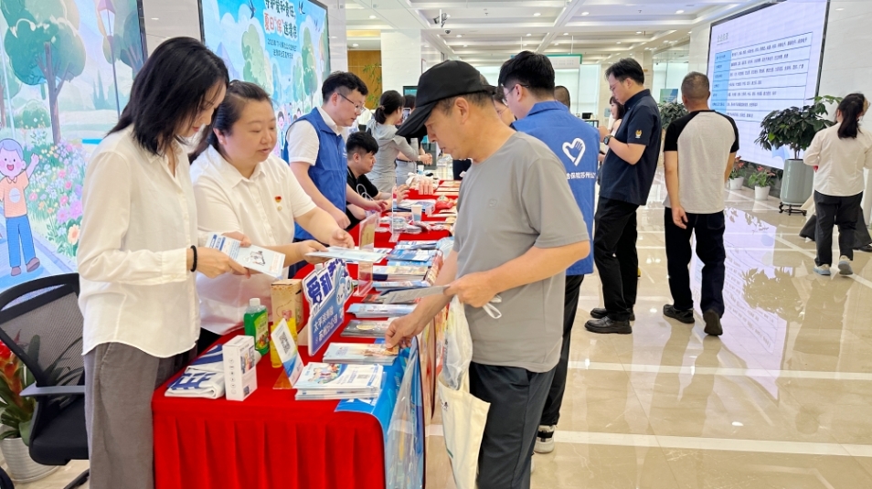 中国太保寿险苏州分公司联合同业开展“7·8保险宣传日”进社区活动