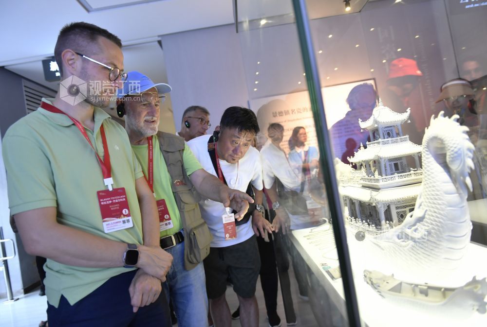 7月15日，参与2025年“一带一路”记者组织论坛暨主题采风活动的外国媒体嘉宾代表走进景德镇陶瓷博物馆。