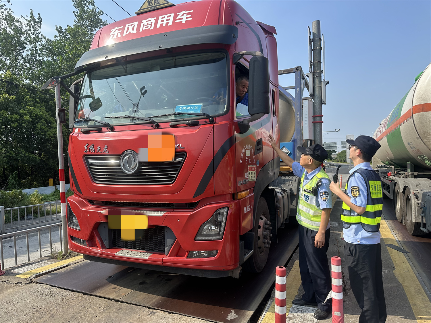 宁波交通执法坚守一线战高温
