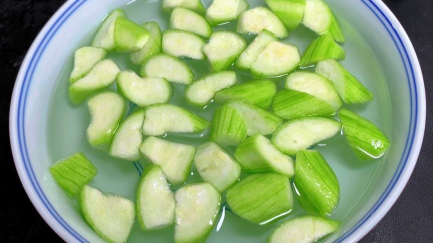 原来炒丝瓜不能先放油，教你1招，丝瓜嫩滑不发黑，营养不流失
