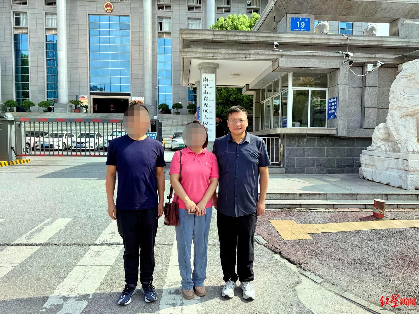 周兆成律师(右一)和一被害储户(左一)