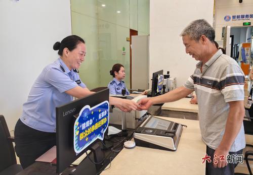 办证现场。(省公安厅供图)