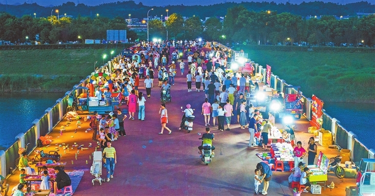 7月9日，德安县状元桥，人们逛夜市、吃小吃，浓浓烟火气扑面而来。　　通讯员 傅建斌摄