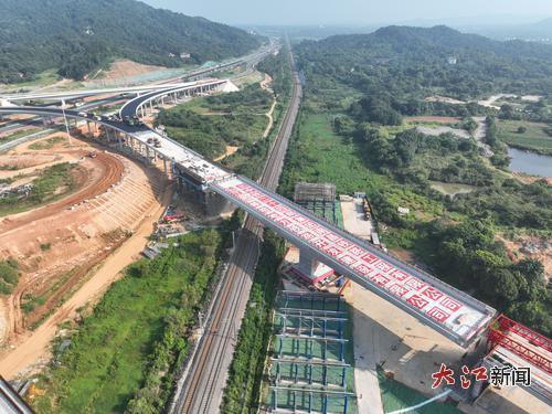 南昌市绕城高速西二环昌北枢纽A匝道上跨京九铁路桥转体到位。钟节军摄