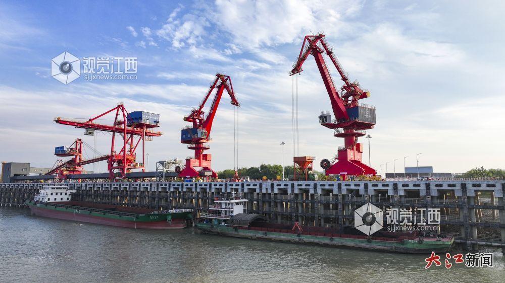 船舶和车辆正在进行装卸作业，现场一片繁忙。（魏东升 摄）