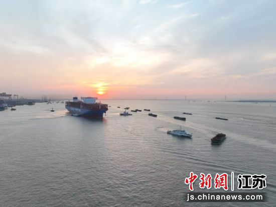 7月15日晨，3艘超大型新造船舶从江苏泰州港出江试航。泰州海事局供图