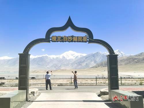 民宿大门外就是帕米尔高原美丽的白沙湖