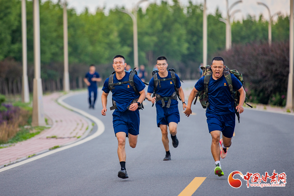 消防队员正在进行负重五公里越野科目的角逐