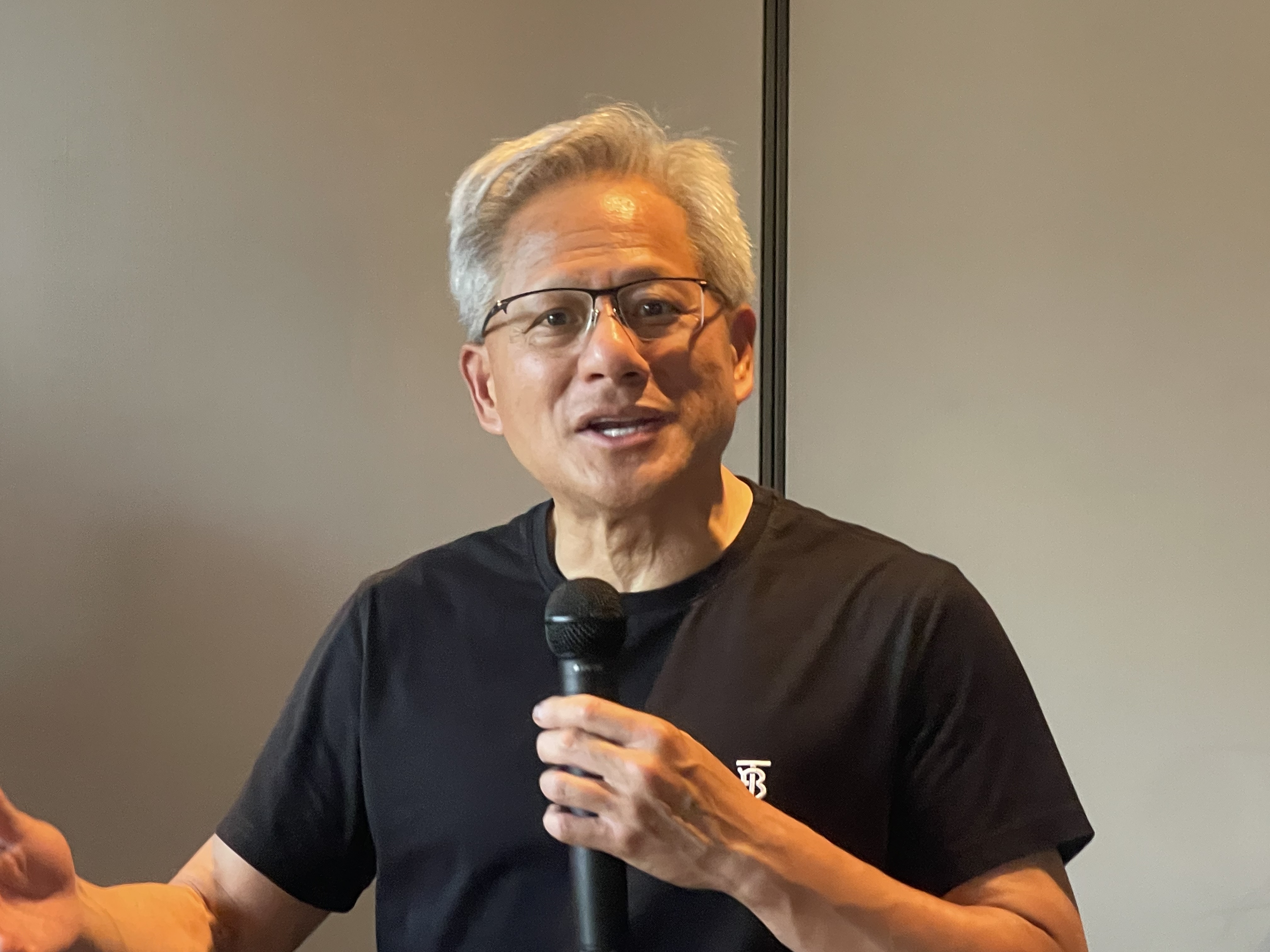 黄仁勋：我和雷军总是在聊AI，不是我劝特朗普改变对华芯片政策的