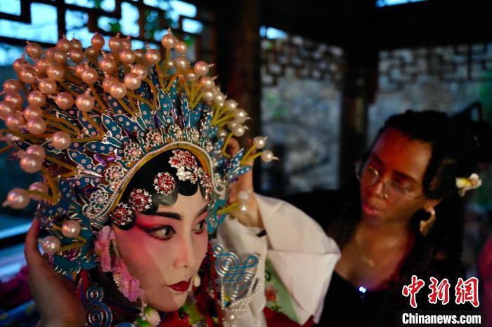 图为演员正在化妆。卢梦梦 摄