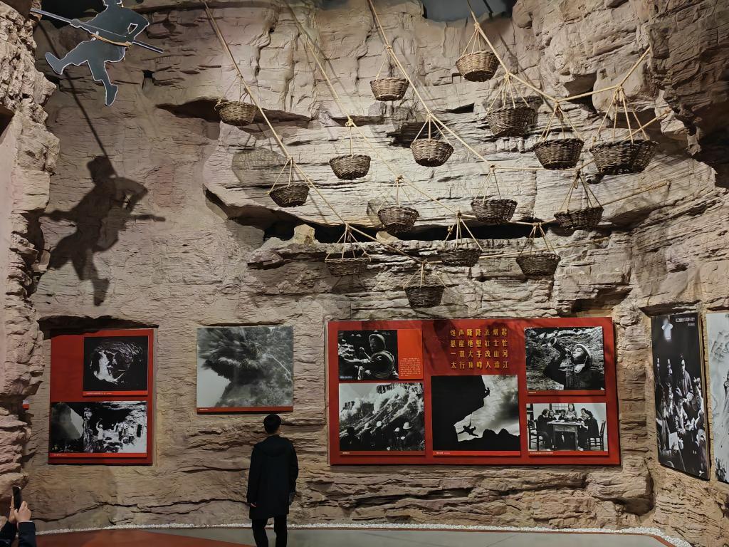 游客正在参观红旗渠纪念馆。新华社记者刘振坤 摄