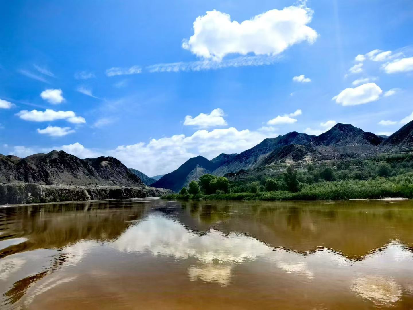 游船航行在黄河奇峡区域的景色