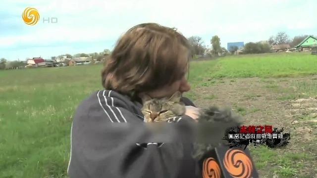 “布查事件”后，记者杨海鹰和李相随当地的一位老妇人重返故地采访