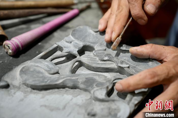 图为李平寒正在雕刻金星砚。 卢梦梦 摄