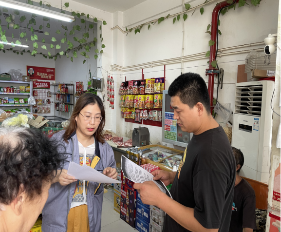 保定：城管问计进社区，汛期安全排查在行动