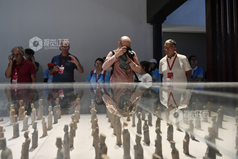 7月15日，参与2025年“一带一路”记者组织论坛暨主题采风活动的外国媒体嘉宾代表走进景德镇陶瓷博物馆。