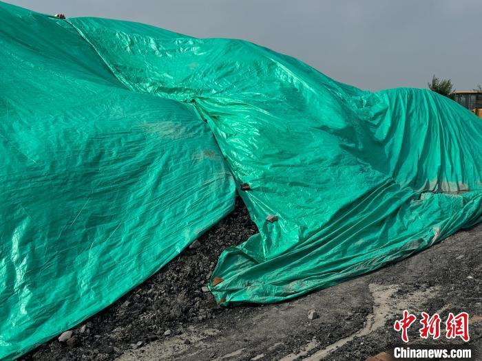 图为中试基地内堆放的煤矸石。杨英琦 摄
