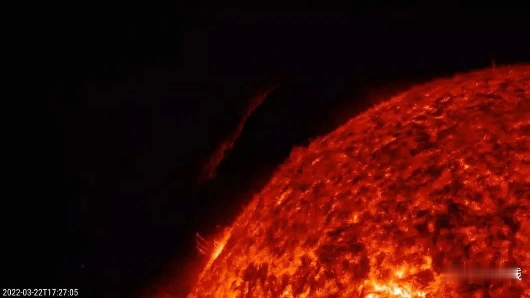 很亮！这就是太阳，那是耀斑爆发了