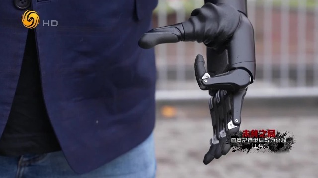 战地记者用生命记录战争：被火箭弹炸断手臂，他装上机械臂重返岗位