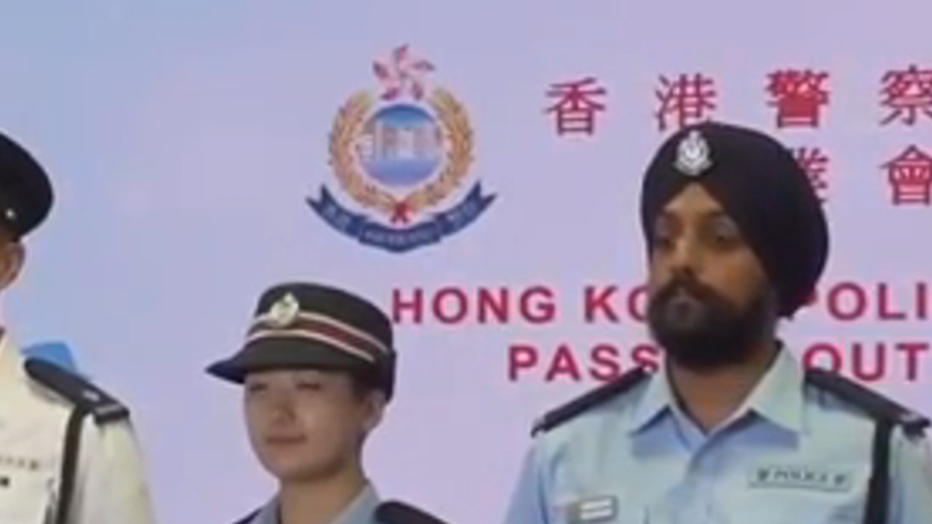 香港近60年来首位锡克族学警毕业，结业会操上戴头巾、踏中式正步引关注，“学好中文，奉献社会”