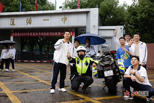 小钟及其他考生与南昌县护考交警合影