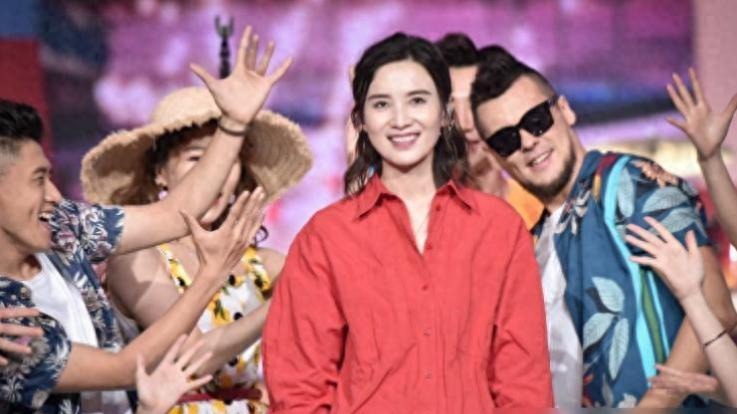 她因事业放弃陈龙，因婚姻放弃张黎，现在与王伟长相厮守封面图