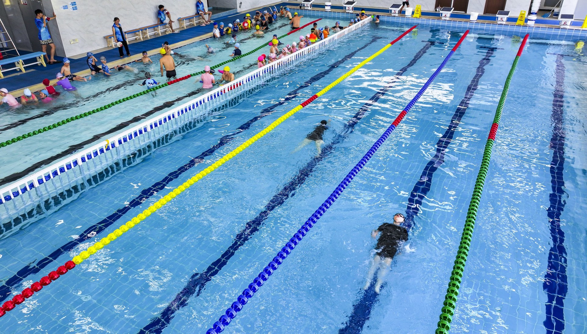 抚州临川区:游泳馆里消暑纳凉