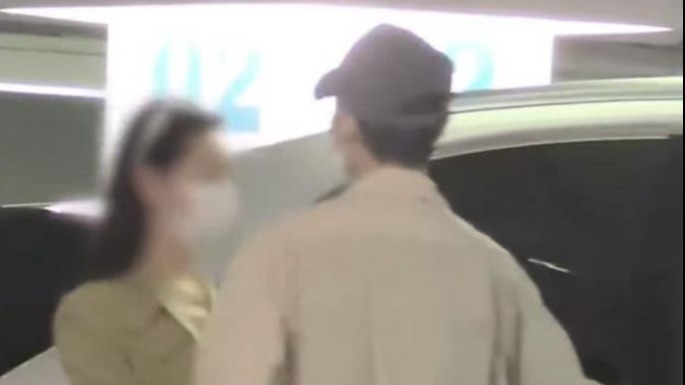 曹骏陪女友看病新恋情曝光！小鸟依人比蓝盈莹合适，帮开车门好甜封面图