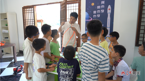 学生专注地学习中
