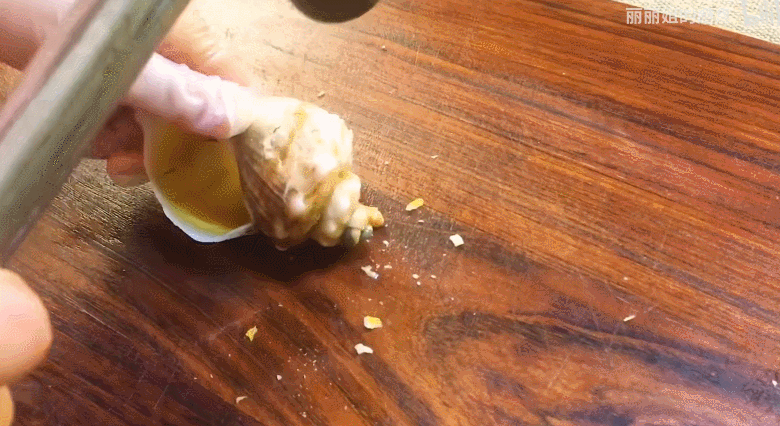 △淡糟香螺片制作过程。图源:b站 丽丽姐的厨房