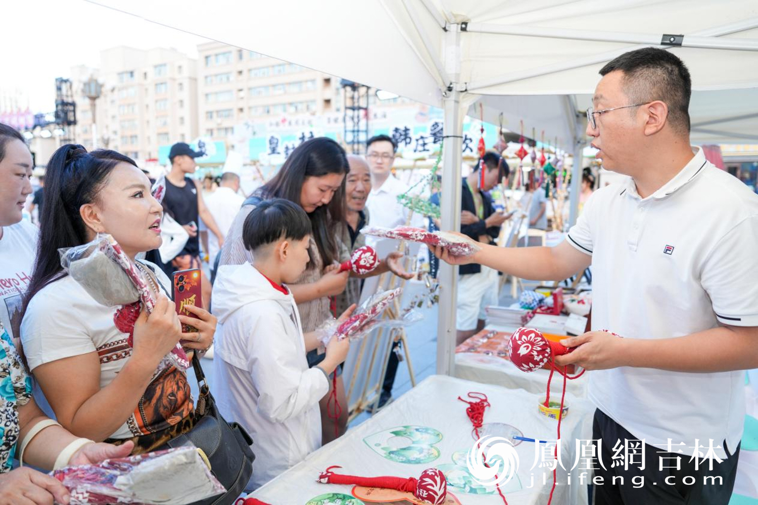 现场派发中药药锤。