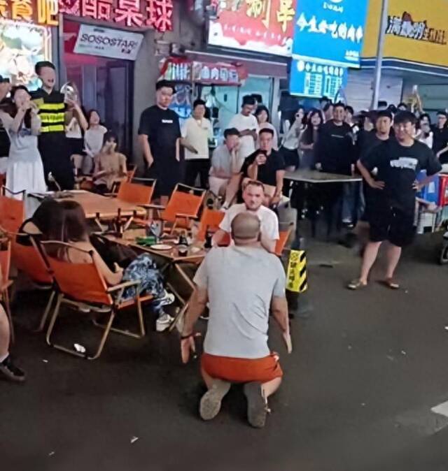 光头男给老外下跪磕头,激起民愤遭围殴,身份被扒,疑似是山东人