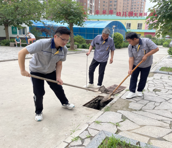 保定：城管问计进社区，汛期安全排查在行动