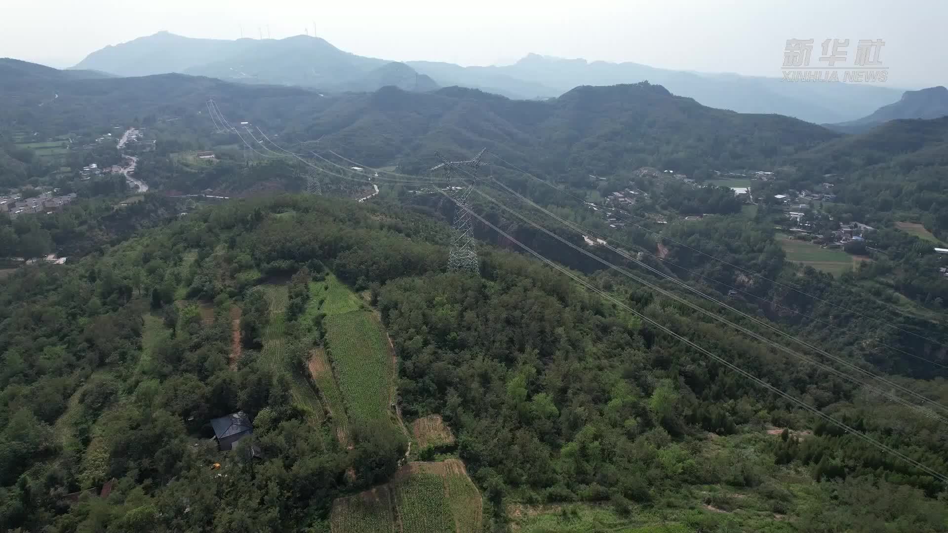 高温下的劳动者｜山区电力巡线员的夏季日常