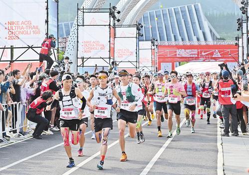 7月11日，2025崇礼168超级越野赛鸣枪开赛。 本报记者 王伟宏摄
