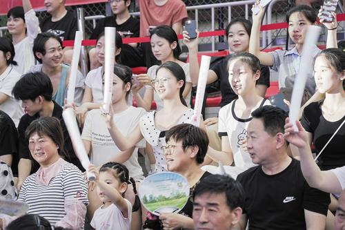 热情的观众。